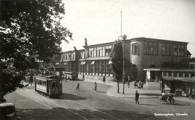 2489 Gezicht op het Stationsplein te Utrecht met een gedeelte van het Centraal Station.